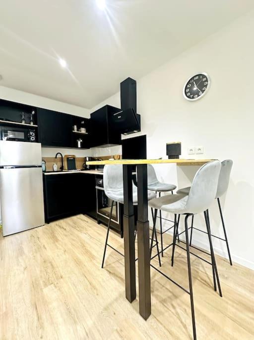 Jungle Appartement Avec Terrasse Laon Bagian luar foto